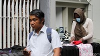 Trotoar juga dijadikan tempat untuk menjemur pakaian.
