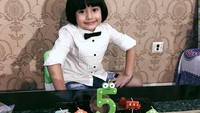 Mau tahu cute-nya Faaz di usia 5? Inilah Faaz di depan kue ulang tahun berlilin 5. Foto: Instagram kingfaazarafiqreal