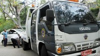 Petugas Dishub melakukan razia parkir sembarangan di kawasan Gambir dan Kemayoran, Jakarta, Kamis (4/7/2019).