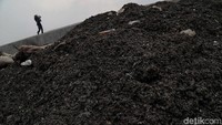 Limbah tersebut tidak terurus dan menimbulkan bau busuk yang menyengat.