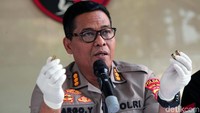 Argo menyebut, pelaku melakukan perlawanan dengan cara menembak petugas menggunakan senpi.