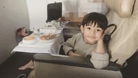 Liburan ke Bali, Faaz lagi asyik nonton dan makan di pesawat. Wah, gayanya keren! Foto: Instagram kingfaazarafiqreal