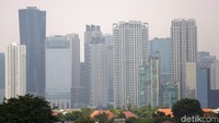 Gedung bertingkat tampak samar karena kondisi udara yang buruk di Ibukota DKI Jakarta, Kamis (4/7/2019).