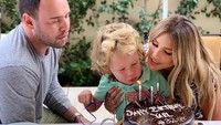 Rayakan ulang tahun istri yang ke-32, Braun berikan kejutan manis berupa makan siang lengkap dengan kue cokelat untuk sang istri. Foto: Instagram @scooterbraun