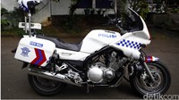 Motor polisi yang sering dilihat di jalanan adalah Yamaha XJ900P. Motor itu memiliki mesin 892 cc empat silinder segaris. Mesin dikawinkan dengan transmisi 5 percepatan. Tenaganya mencapai 89 daya kuda dengan torsi maksimal 83 Nm. Foto: Pool/detikcom/TMCPoldaMetro