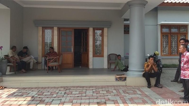 Polisi Buru Pelempar Bom Molotov di Magelang, Rekaman CCTV Diperiksa Polisi Buru Pelempar Bom Molotov di Magelang, Rekaman CCTV Diperiksa