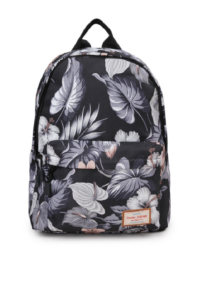 Banyak orang memilih tas hitam untuk dipakai di keseharian. Agar tidak terlihat membosankan, Anda bisa memilih yang hadir dengan motif dan tetap bernuansa gelap. Pilihan dari London Berry by Huer ini bisa dipertimbangkan. Xilia Printed Large Backpack berikut turun dari Rp 825 ribu menjadi Rp 299 ribu. Foto: Zalora