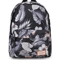 Banyak orang memilih tas hitam untuk dipakai di keseharian. Agar tidak terlihat membosankan, Anda bisa memilih yang hadir dengan motif dan tetap bernuansa gelap. Pilihan dari London Berry by Huer ini bisa dipertimbangkan. Xilia Printed Large Backpack berikut turun dari Rp 825 ribu menjadi Rp 299 ribu. Foto: Zalora