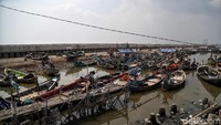 Di Tahap I, proyek ini meliputi pembangunan tanggul di sisi pantai dan sungai sepanjang total 20,1 Km untuk melindungi area kritis.  Pembangunan tanggul fase darurat, sepanjang 4,5 Km dilakukan oleh Kementerian PUPR dan selebihnya oleh Pemerintah Provinsi DKI Jakarta.