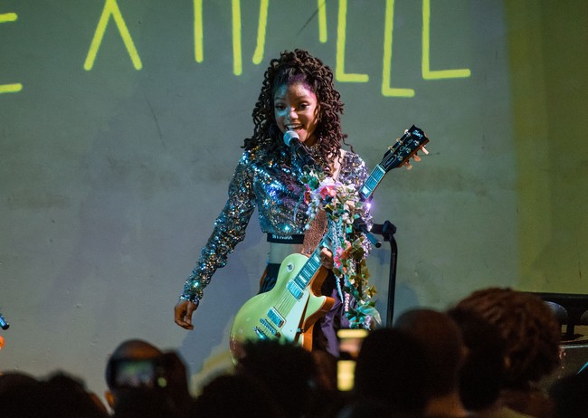 Meski mendapat sejumlah kontra, hal ini banyak mendapatkan reaksi positif terutama dari para netizen mengingat tidak banyak tokoh putri kulit berwarna selama ini. Halle pun dikatakan terpilih setelah pencarian ekstensif. Foto: Getty Images