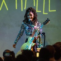 Meski mendapat sejumlah kontra, hal ini banyak mendapatkan reaksi positif terutama dari para netizen mengingat tidak banyak tokoh putri kulit berwarna selama ini. Halle pun dikatakan terpilih setelah pencarian ekstensif. Foto: Getty Images