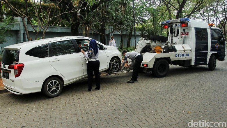Parkir Sembarangan, Belasan Mobil Diderek Dishub Belasan mobil diderek petugas dari Dinas Perhubungan di Kawasan Gambir dan Kemayoran, Jakarta Pusat, Kamis (4/7/2019).