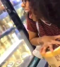 Jijik! Remaja Ini Taruh Lagi Es Krim yang Dijilat Ke Kulkas Supermarket