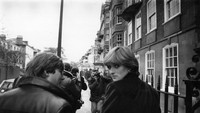 Wartawan mengelilingi Lady Diana Spencer sesaat sebelum pengumuman pertunangan dengan charles, pangeran dari wales. Getty Images.