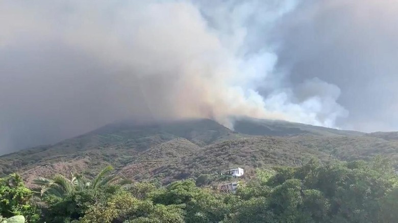 Gunung Berapi di Pulau Stromboli Erupsi, Seorang Turis Dikabarkan Tewas Gunung Berapi di Pulau Stromboli Erupsi, Seorang Turis Dikabarkan Tewas