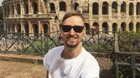 Jamie pun makin ketagihan solo traveling, hingga akhirnya terbang ke Colosseum Roma di Italia. (Jamie Ather/BBC)