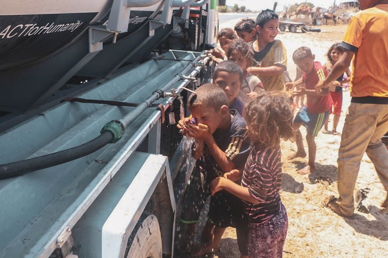 Saat Anak-anak Gaza Hilangkan Dahaga dengan Minum Air dari Indonesia Saat Anak-anak Gaza Hilangkan Dahaga dengan Minum Air dari Indonesia