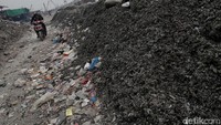 Lokasi tersebut tentu saja menjadi sangat kumuh dan dapat menimbulkan penyakit.