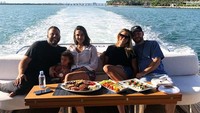 Ada cheese platter, salad, hingga aneka makanan enak saat Braun berlayar di Miami pakai yacht yang mewah. Foto: Instagram @scooterbraun