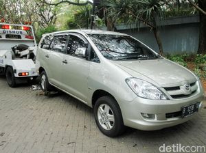 Langkah Pemerintah Haramkan Mobil Parkir di Jalan Depan Rumah