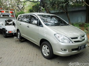 Langkah Pemerintah Haramkan Mobil Parkir di Jalan Depan Rumah