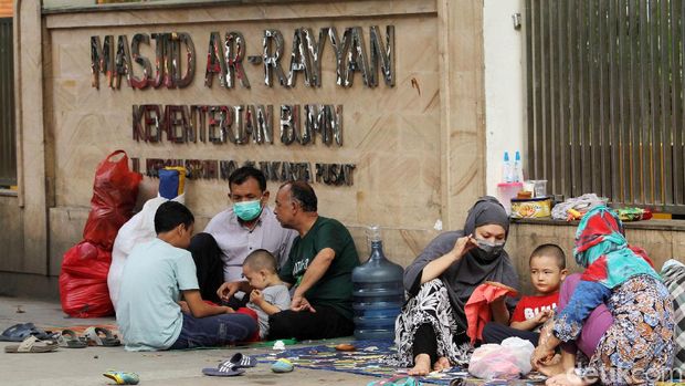 Tampak ada anak-anak di antara para pencari suaka