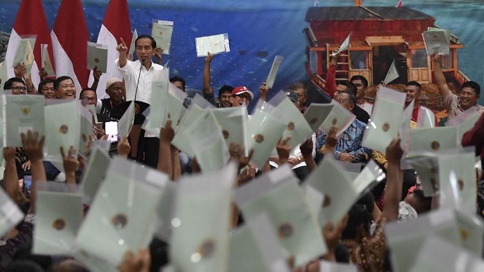 Presiden Joko Widodo (tengah) menyampaikan sambutan saat penyerahan sertifikat tanah untuk rakyat di Manado, Sulawesi Utara, Kamis (4/7/2019).