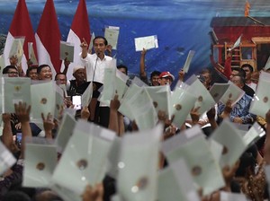 Serahkan Sertifikat Tanah di Sulut, Jokowi Bagi-bagi Sepeda ke Warga