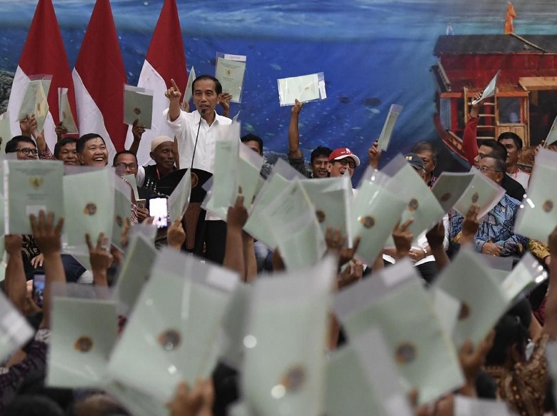Serahkan Sertifikat Tanah di Sulut, Jokowi Bagi-bagi Sepeda ke Warga Serahkan Sertifikat Tanah di Sulut, Jokowi Bagi-bagi Sepeda ke Warga