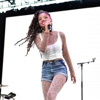 Meski mendapat sejumlah kontra, hal ini banyak mendapatkan reaksi positif terutama dari para netizen mengingat tidak banyak tokoh putri kulit berwarna selama ini. Halle pun dikatakan terpilih setelah pencarian ekstensif. Foto: Getty Images