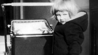 Potret Lady Diana Spencer yang berdiri berdekatan dengan kereta bayinya di Park House, Sandringham di Norfolk, pada tahun 1964. Getty Images.