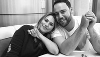 Meski sibuk mengurus para musisi ternama, Braun tetap menyempatkan waktu untuk makan malam bersama sang istri, Yoel. Ini posenya saat makan dessert kue lava, dengan buah dan cokelat yang enak. Foto: Instagram @scooterbraun