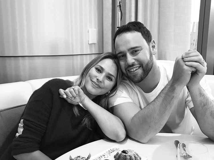 Ribut dengan Taylor Swift, Ini Pose Scooter Braun yang Hobi Makan Pasta