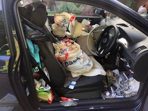 Ih Jorok! Gara-gara Penuh Sampah Mobil Tak Bisa Direm Tangan