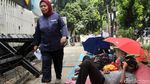 Pencari Suaka Afghanistan dan Sudan Menginap di Trotoar