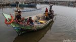 Begini Aktivitas Nelayan di Proyek Tanggul Laut Cilincing