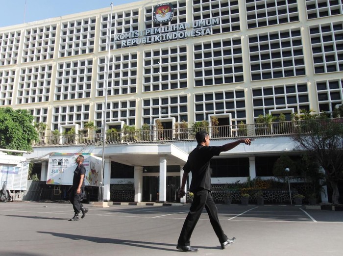 Petugas keamanan bersiaga di halaman kantor Komisi Pemilihan Umum (KPU),  Jakarta, Sabtu (29/6/2019). KPU akan melakukan rapat pleno terbuka penetapan pasangan calon presiden dan wakil presiden terpilih Pemilu 2019 pada Minggu (30/6/2019).   ANTARA FOTO/Reno Esnir/aww.