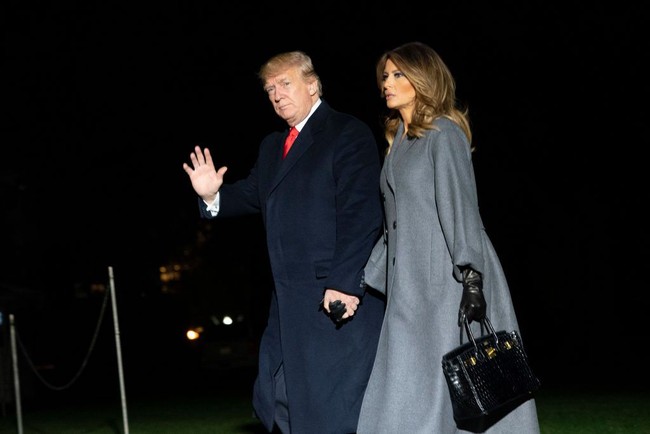 Selain Emine, Melania Trump,  istri Presiden Amerika Serikat, Donald Trump, termasuk salah satu penggemar tas Hermes. Melania memiliki sejumlah koleksi tas asal Prancis itu. Salah satu yang dipakainya, tas Hermes yang harganya mencapai miliaran rupiah saat tiba di Gedung Putih bersama Donald Trump. Foto: Dok. Getty Images, Istimewa