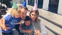 Begini serunya saat Braun merayakan ulang tahun bersama anak-anaknya dan sang istri. Dengan kue sederhana dipenuhi krim manis, acara ulang tahun ini semakin meriah. Foto: Instagram @scooterbraun