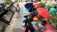 Para pencari suaka ini bertahan di trotoar di depan Menara Ravindo, Jalan Kebon Sirih, Jakarta Pusat.