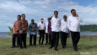 Dalam kunjungannya tersebut, Jokowi ditemani Ibu Negara Iriana. Sejumlah pejabat juga ikut mendampingi, di antaranya Menteri Koordinator bidang Perekonomian Darmin Nasution, Menteri Pekerjaan Umum Basuki Hadimuljono, Menteri Perhubungan Budi Karya Sumadi, Sekretaris Kabinet Pramono Anung, Menteri Hukum dan HAM Yasonna Laoly, Staf Khusus Presiden Johan Budi, dan Gubernur Sulawesi Utara Olly Dondokambey.