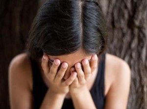 Galau Putus Cinta, Wanita Ini Rekam Dirinya Saat Minum Sampo