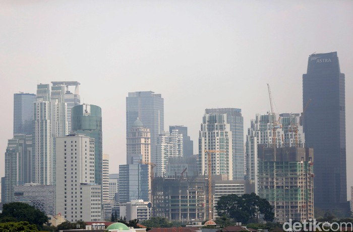 Gedung bertingkat tampak samar dikarenakan kondisi udara yang buruk di Ibukota DKI Jakarta dengan latar belakang gedung tinggi di Jakarta, Kamis (4/7/2019).  Kualitas udara di DKI Jakarta dinyatakan tidak sehat berdasarkan data dari situs penyedia peta polusi udara online, AirVisual.