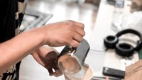 Meski menyandang predikat duda, pesona adik bungsu Shireen Sungkar ini tetap terpancar. Ia terlihat berkharisma terlebih saat meracik kopi. Foto: Instagram yusufaverroes