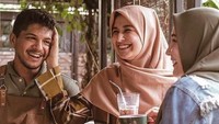 Tuh kan, Yusuf emang dekat banget sama kedua kakaknya. Lihat aja betapa hangatnya acara ngopi bareng mereka ini. Foto: Instagram hadi_pratomo25  