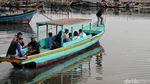 Begini Aktivitas Nelayan di Proyek Tanggul Laut Cilincing