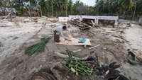 Atap rumah warga hancur diterjang banjir. 