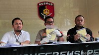 Kabid Humas Polda Metro Jaya, Kombes Argo Yuwono memberikan keterangan pers di Mapolda Metro Jaya, Kamis (4/7).