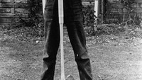 Pose Lady Diana Spencer tanpa alas kaki saat memegang palu krokets selama pertandingan di Itchenor Sussex sekitar tahun 1970. Getty Images.