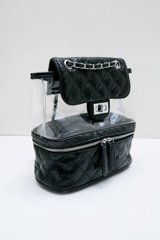 Situs belanja Berrybenka menawarkan sejumlah backpack menarik untuk Anda yang ingin tempil lebih unik. Salah satunya adalah Sweely Julian Quilted With Clear Detail Backpack Black seharga Rp 299 ini. Hadir dengan bahan quilted membuatnya tampak elegan namun aksen transparan memberi sentuhan unik. Foto: Berrybenka